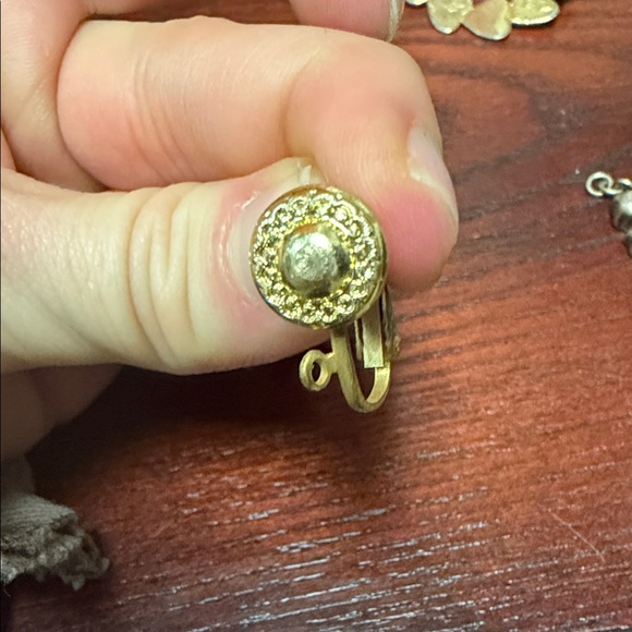 Vintage Elegant Goldtone Clip-On jewelry for Earrings - Picture 4 of 4